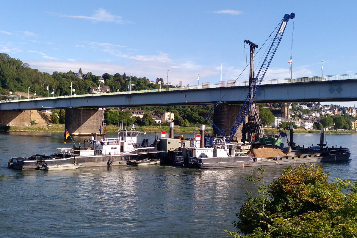 Das GMS MS 111 (ENI: 04305510) liegt neben dem Schubboot BADENIA (ENI: 04306480) an einer Baustelle auf dem Rhein kurz vor der Pfaffendorfer Brücke in Koblenz. Aufnahmedatum: 14.08.2023.
