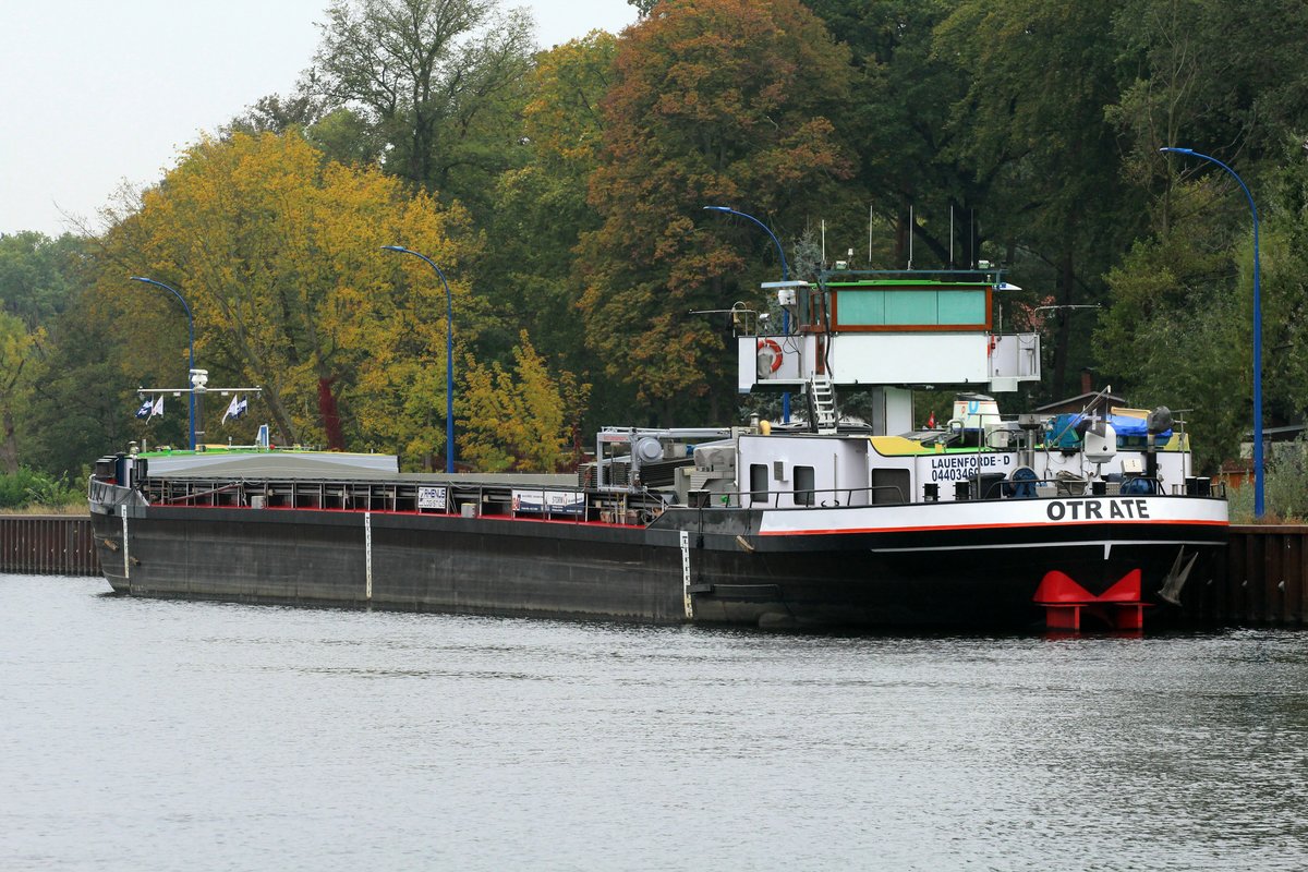 Das GMS Otrate , 04403460 , 80 x 9,50m , lag am 13.10.2016 an der Liegestelle Nedlitz im Weißer See / Untere-Havel-Wasserstrasse. 