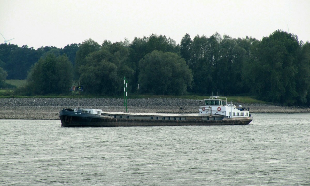 Das GMS Thalassa (02316808 , 67 x 8,20m) übernachtete am 07./08.07.2017 auf dem Rhein bei Rees - Feierabend.