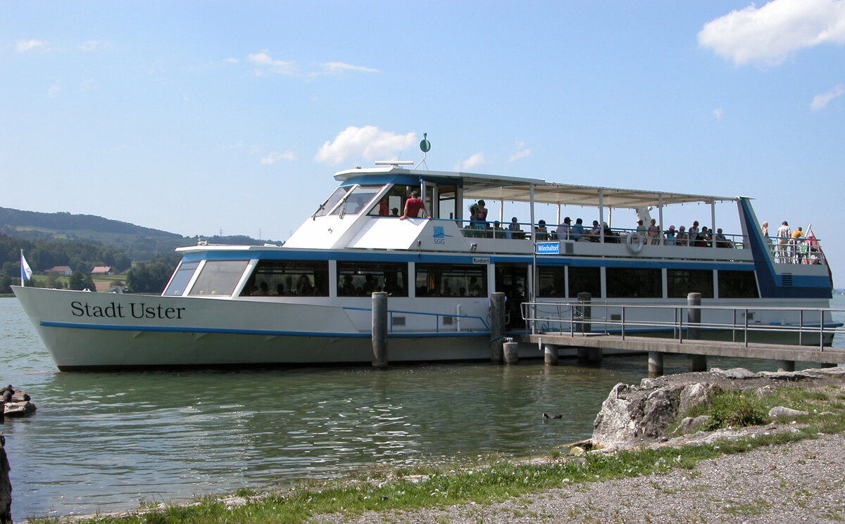 Das Greifensee-Rundfahrtschiff MS STADT USTER bei der Anlegestelle Mönchaltorf am 27.07.2007.