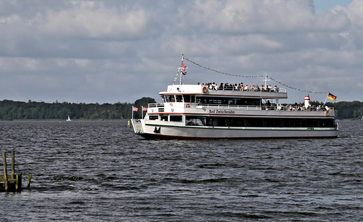 Das größte Schiff auf dem Zwischenahner Meer ist die Bad Zwischenahn, die wie hier in der Saison am 31.08.2021 stündlich auf dem Meer ihre Runde fährt.