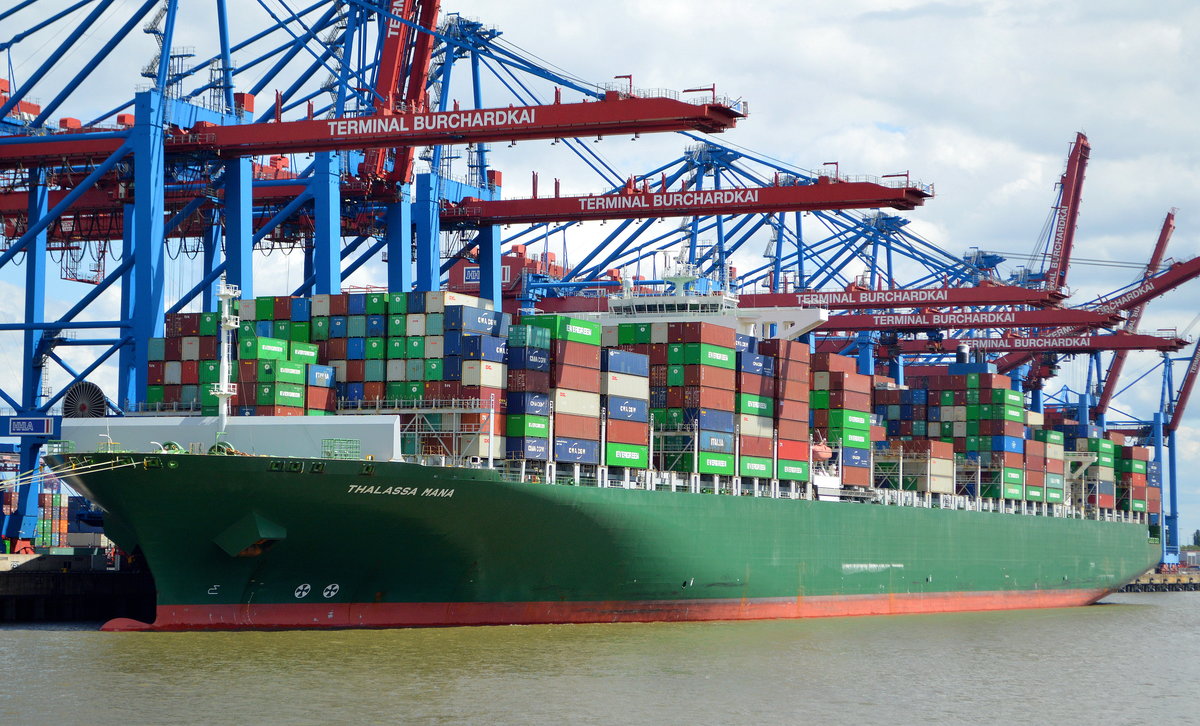 Das große Containerschiff von EVERGREEN Name:  THALASSA MANA , Baujahr: 2014 Länge: 368.50 m Breite: 51,00 m Tiefgang: 15,80 m Maschinenleistung: 53250 KW Geschwindigkeit: 23,00 Kn Container: 13808 TEU am 20.07.20 Hamburger Hafen (Finkenwerder).