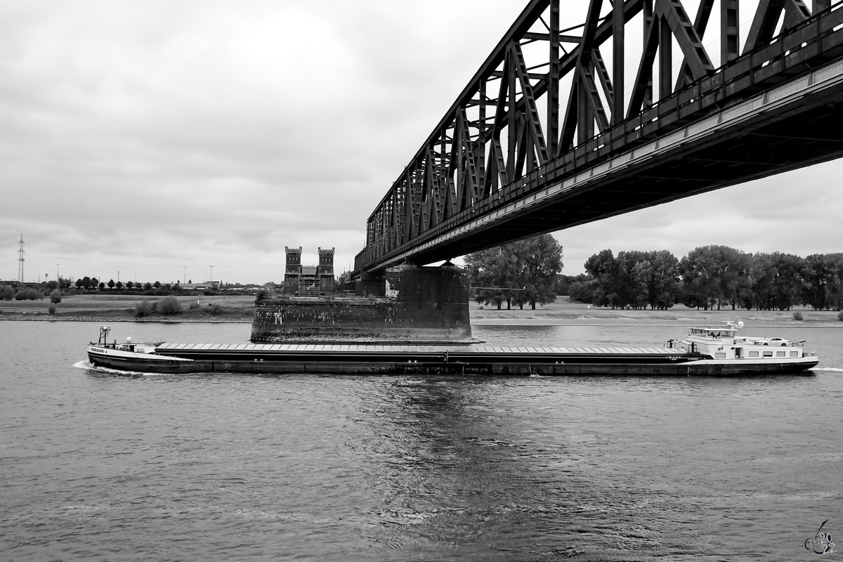 Das Gütermotorschiff ADRIAAN-J (ENI: 02322824) passiert gerade die Hochfelder Eisenbahnbrücke. (Duisburg, Dezember 2022)