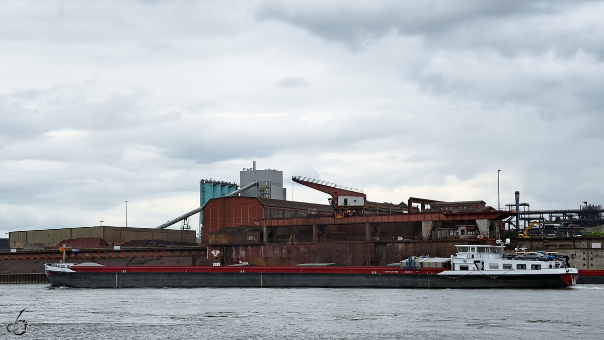 Das Gütermotorschiff ARMIRA (ENI: 02331195) auf dem Rhein unterwegs, so gesehen Anfang Mai 2021 in Duisburg.