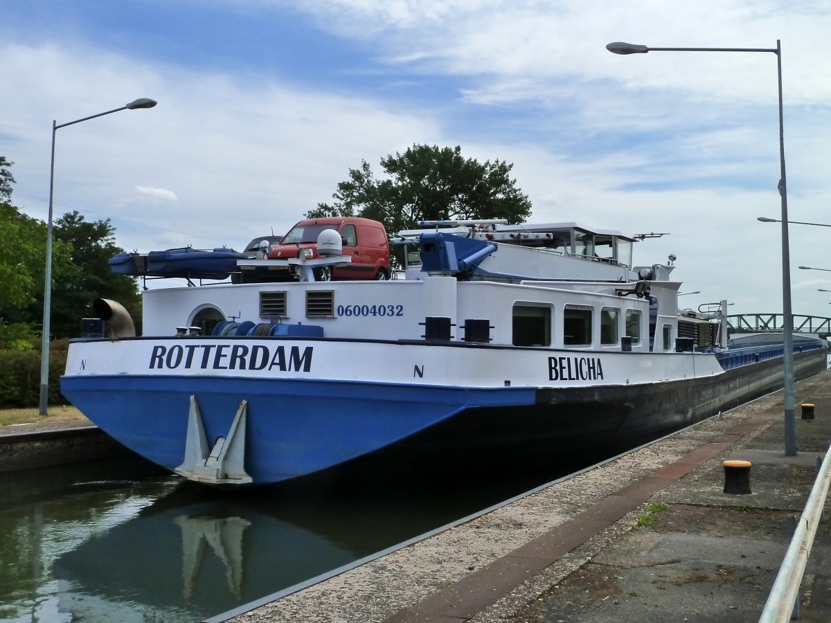 Das Gütermotorschiff Belicha - Rotterdam in der Schleuse der  Orne  zwischen Thionville und Metz, 24.07.2015