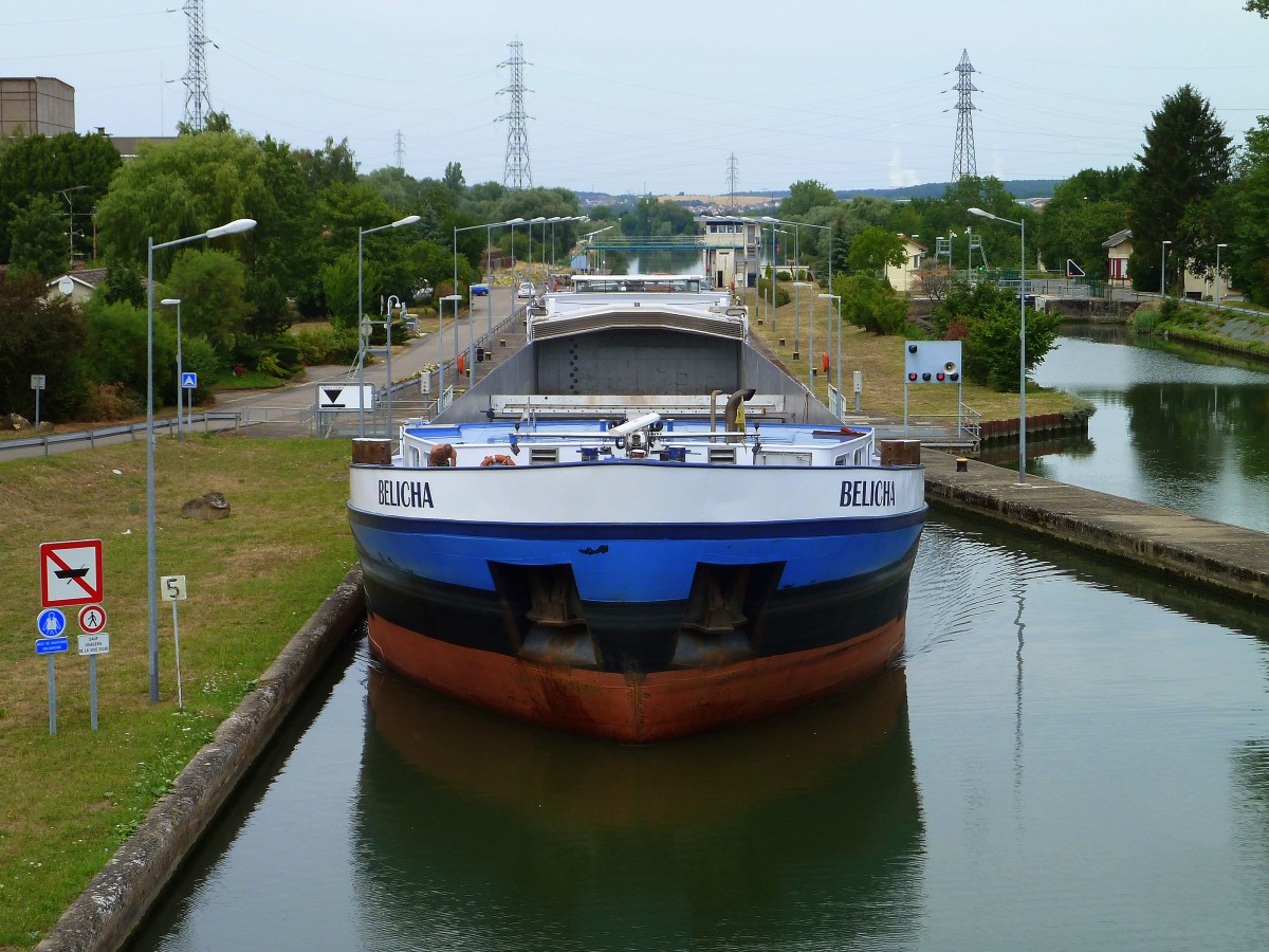 Das Gütermotorschiff Belicha - Rotterdam verlässt die Schleuse der  Orne  zwischen Thionville und Metz, 24.07.2015