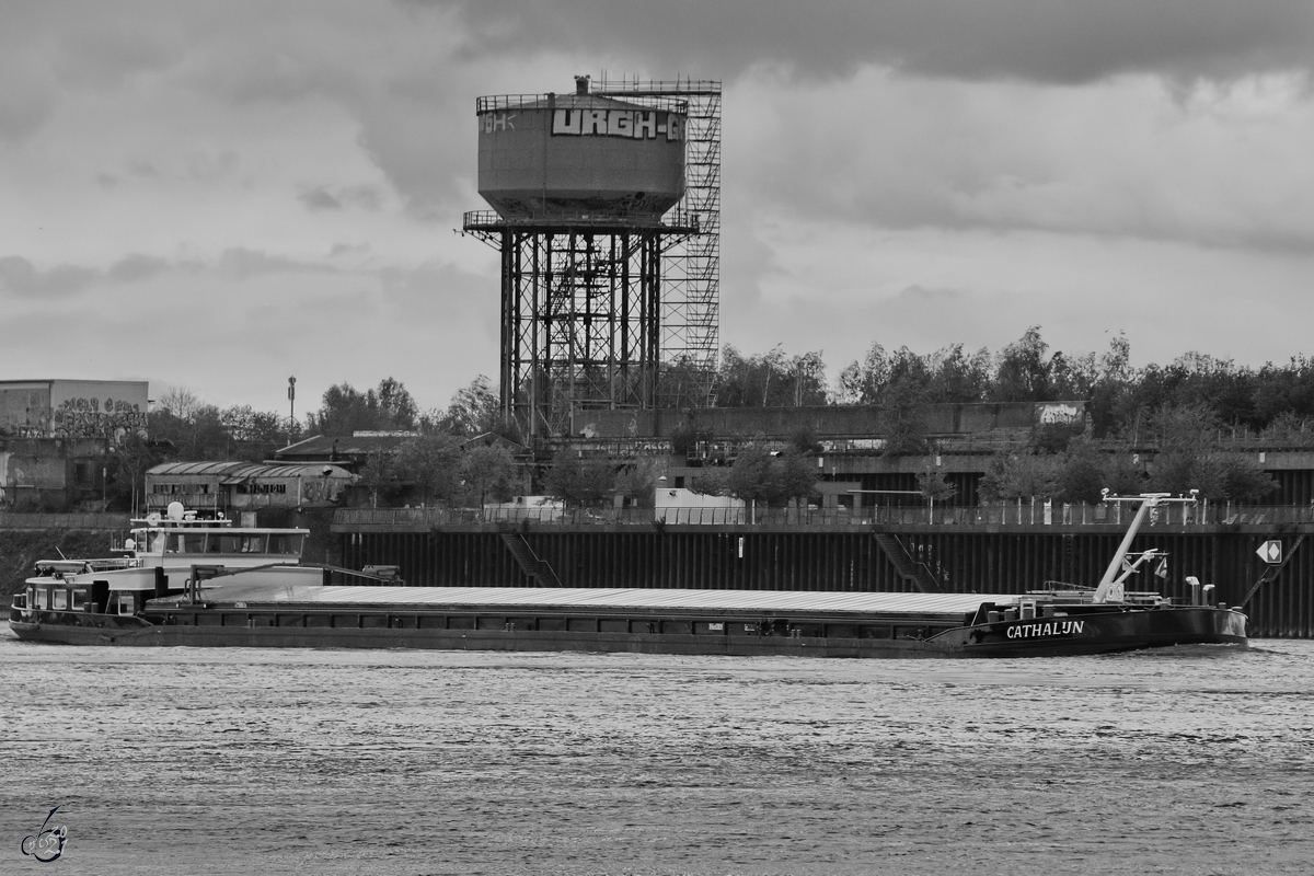 Das Gütermotorschiff CATHALUN (ENI: 02328143) auf dem Rhein, so gesehen Anfang Mai 2021 in Duisburg.