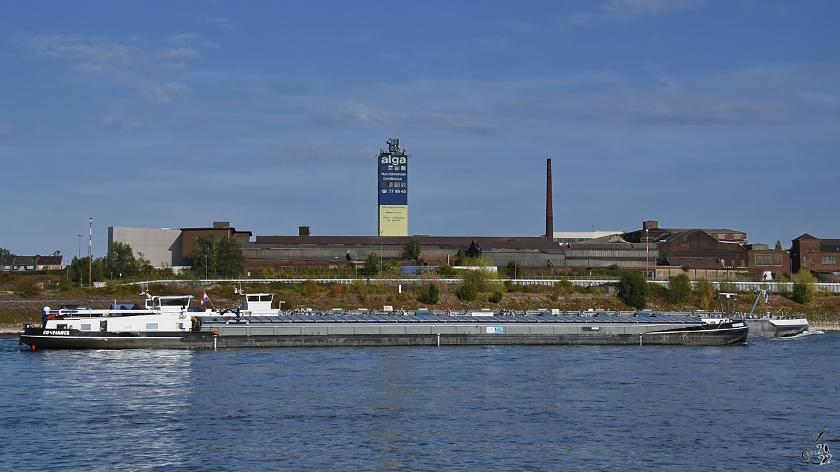 Das Gütermotorschiff CONFIANCE (ENI: 02313980) war im August 2022 auf dem Rhein bei Duisburg unterwegs.