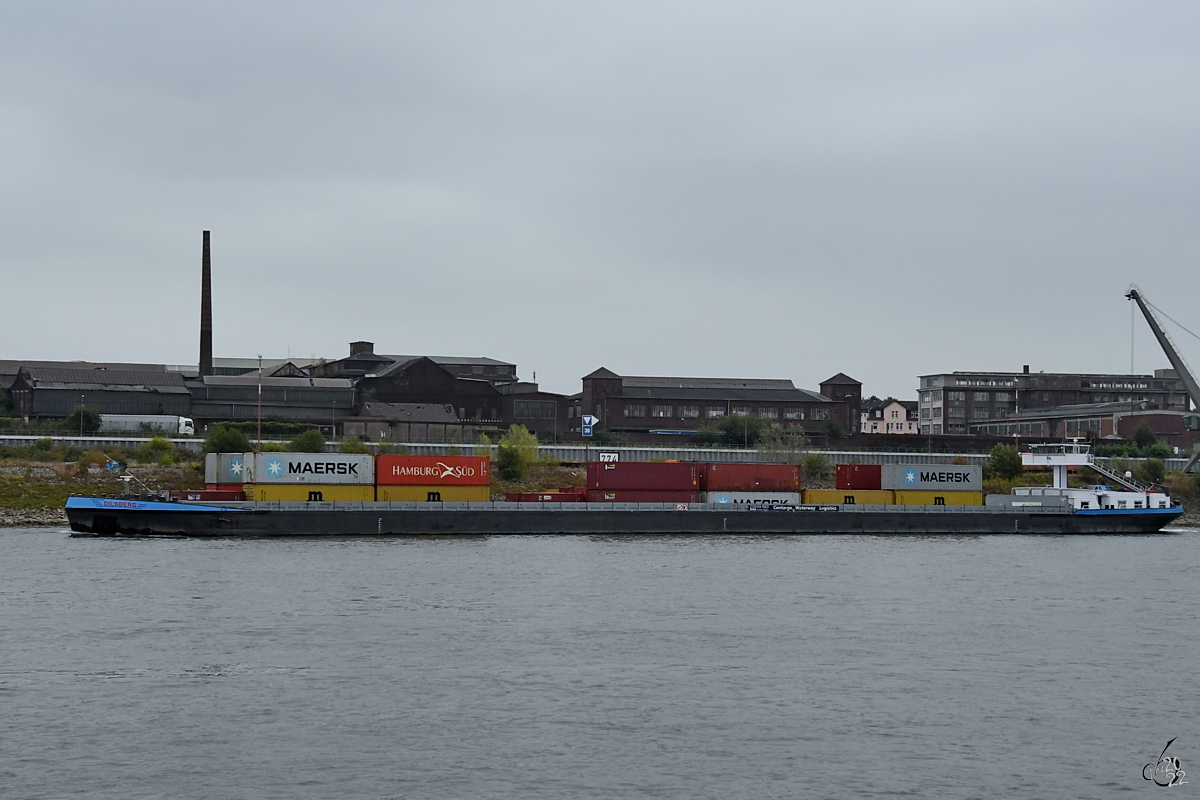 Das Gütermotorschiff DILSBERG (ENI: 04800800) ist mit Containern beladen. (Duisburg, August 2022)