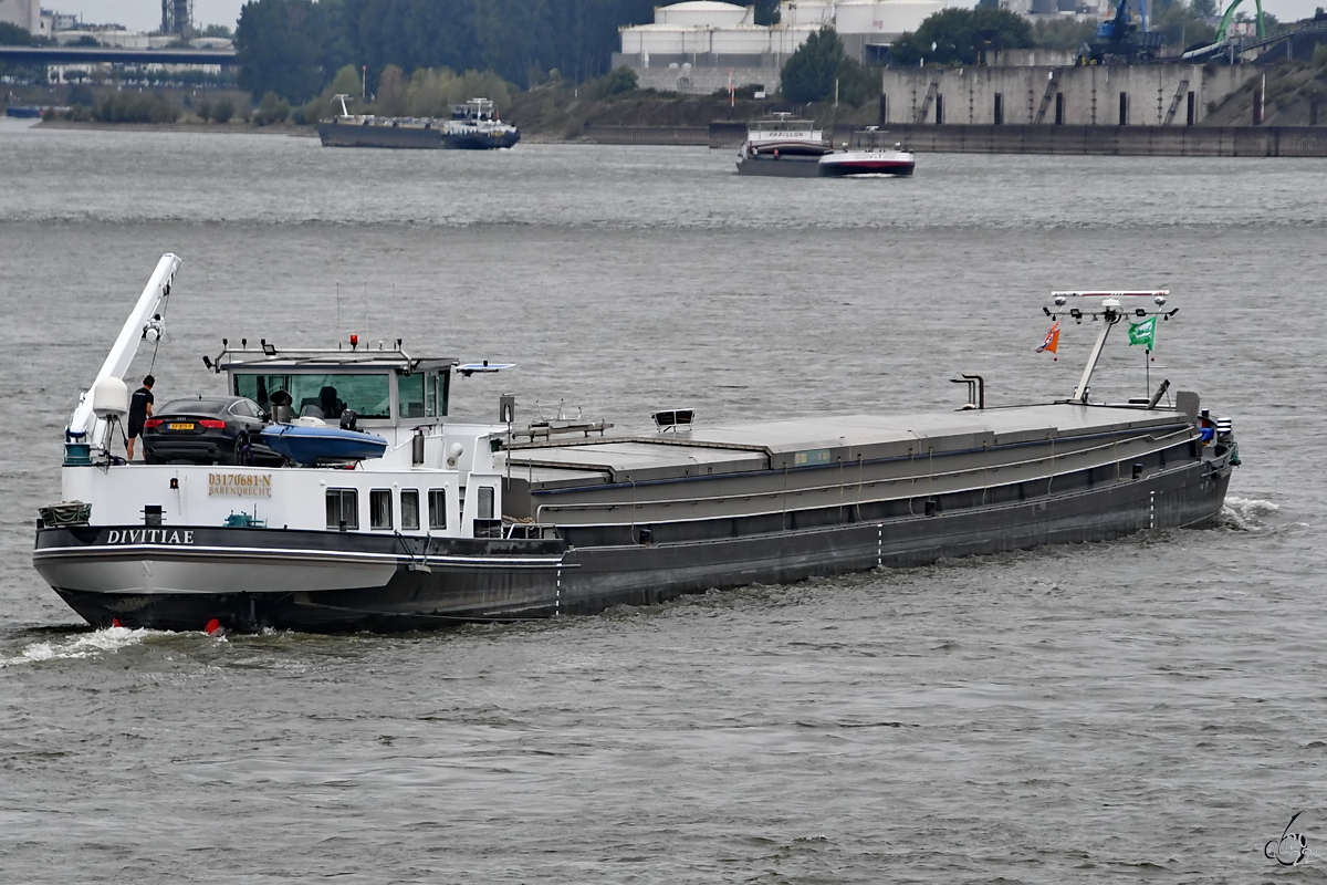 Das Gütermotorschiff DIVITIAE (ENI: 03170681) war Ende August 2022 in Duisburg zu sehen.