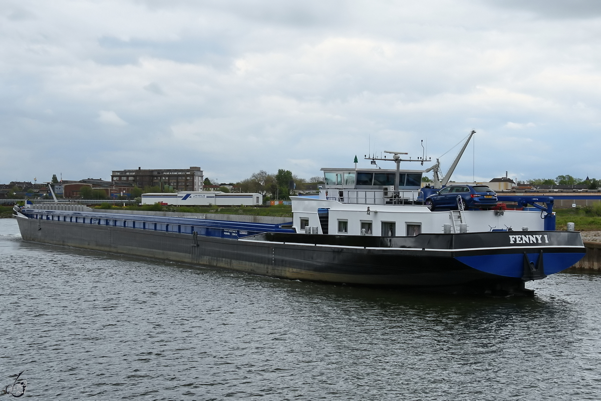 Das Gütermotorschiff FENNY I (ENI: 02326484) fährt Anfang Mai 2021 rückwärts zum D3T Duisburg Trimodal Terminal.