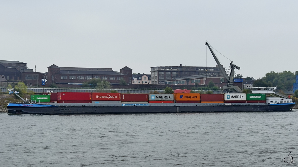 Das Gütermotorschiff FREIENSTEIN (ENI: 02333677) ist mit Containern beladen. (Duisburg, August 2022)