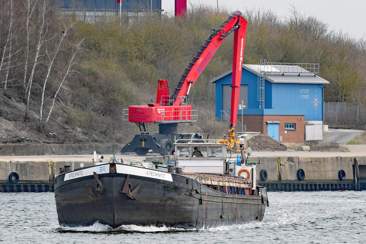 Das Gütermotorschiff (GMS) STECKNITZ (ENI 04014480) hat den Lehmannkai 3 in Lübeck-Herrenwyk verlassen und steuert auf der Trave in Richtung Lübeck. Aufnahme vom 9.4.2021