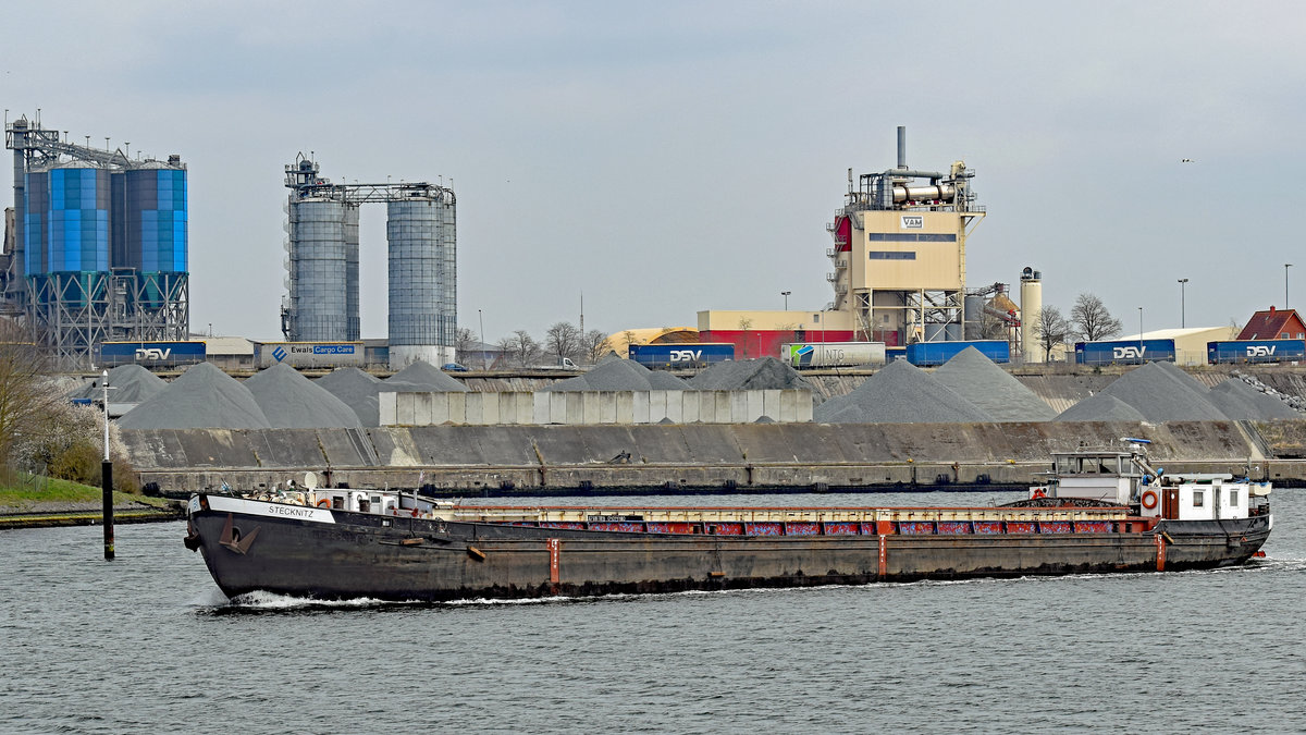 Das Gütermotorschiff (GMS) STECKNITZ (ENI 04014480) hat den Lehmannkai 3 in Lübeck-Herrenwyk verlassen und steuert auf der Trave in Richtung Lübeck. Aufnahme vom 9.4.2021