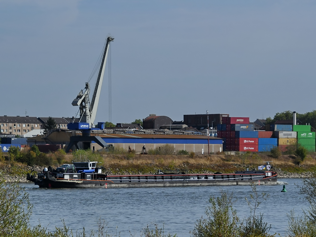 Das Gütermotorschiff HARLEY (ENI: 04700060) auf dem Rhein, so gesehen im August 2022 in Duisburg.