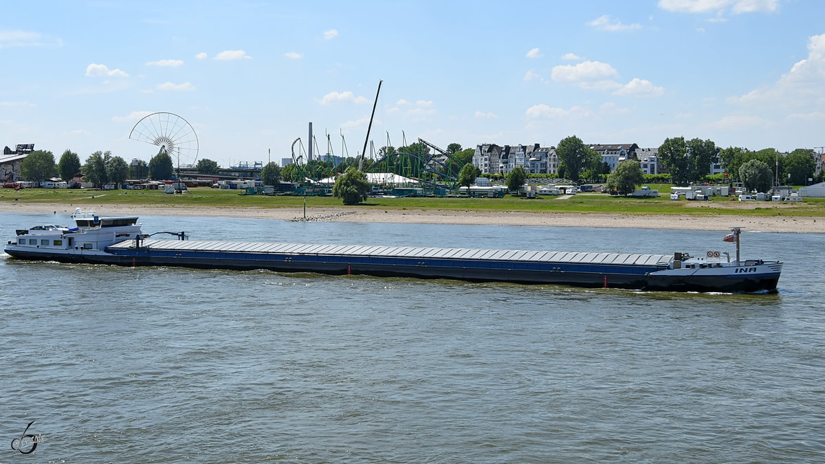 Das Gütermotorschiff  Ina  (02332218) Ende Juni 2018 auf dem Rhein in Düsseldorf.