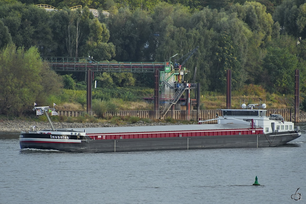 Das Gütermotorschiff INVONTES (ENI: 02329010) auf dem Rhein, so gesehen im August 2022 in Duisburg.