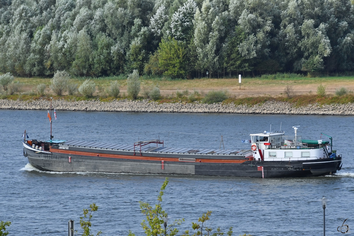 Das Gütermotorschiff JAN (ENI: 02005404) fährt den Rhein hinauf. (Duisburg, August 2022)