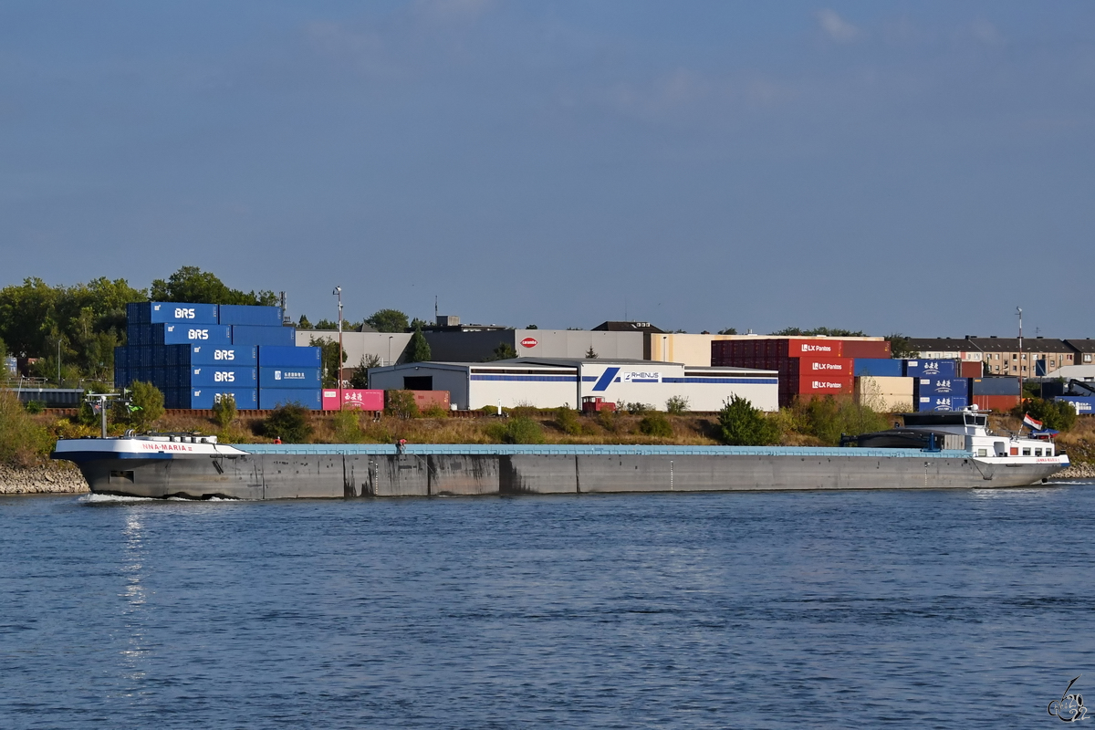 Das Gütermotorschiff JANNA-MARIA III (ENI: 02329656) befährt den Rhein, so gesehen im August 2022 in Duisburg-Wanheimerort.