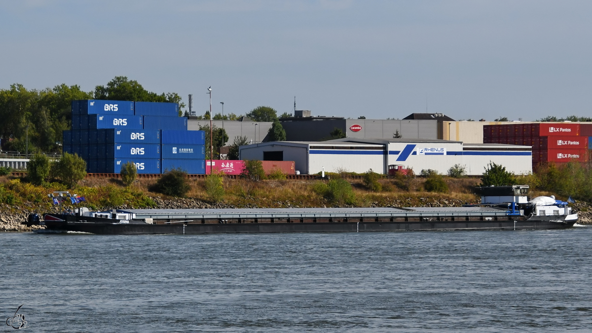 Das Gütermotorschiff JOSINA (ENI: 04014620) befährt den Rhein, so gesehen Ende August 2022 in Duisburg.