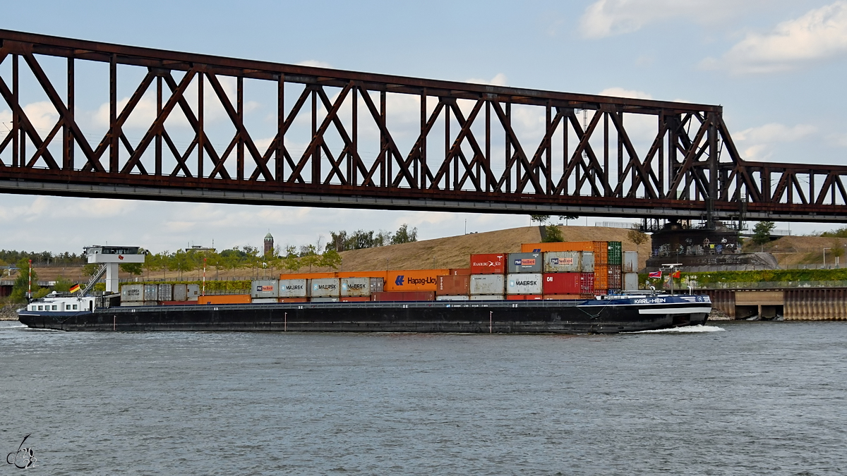 Das Gütermotorschiff KARL-HEIN (ENI: 04400890) auf dem Rhein, so gesehen im August 2022 in Duisburg.