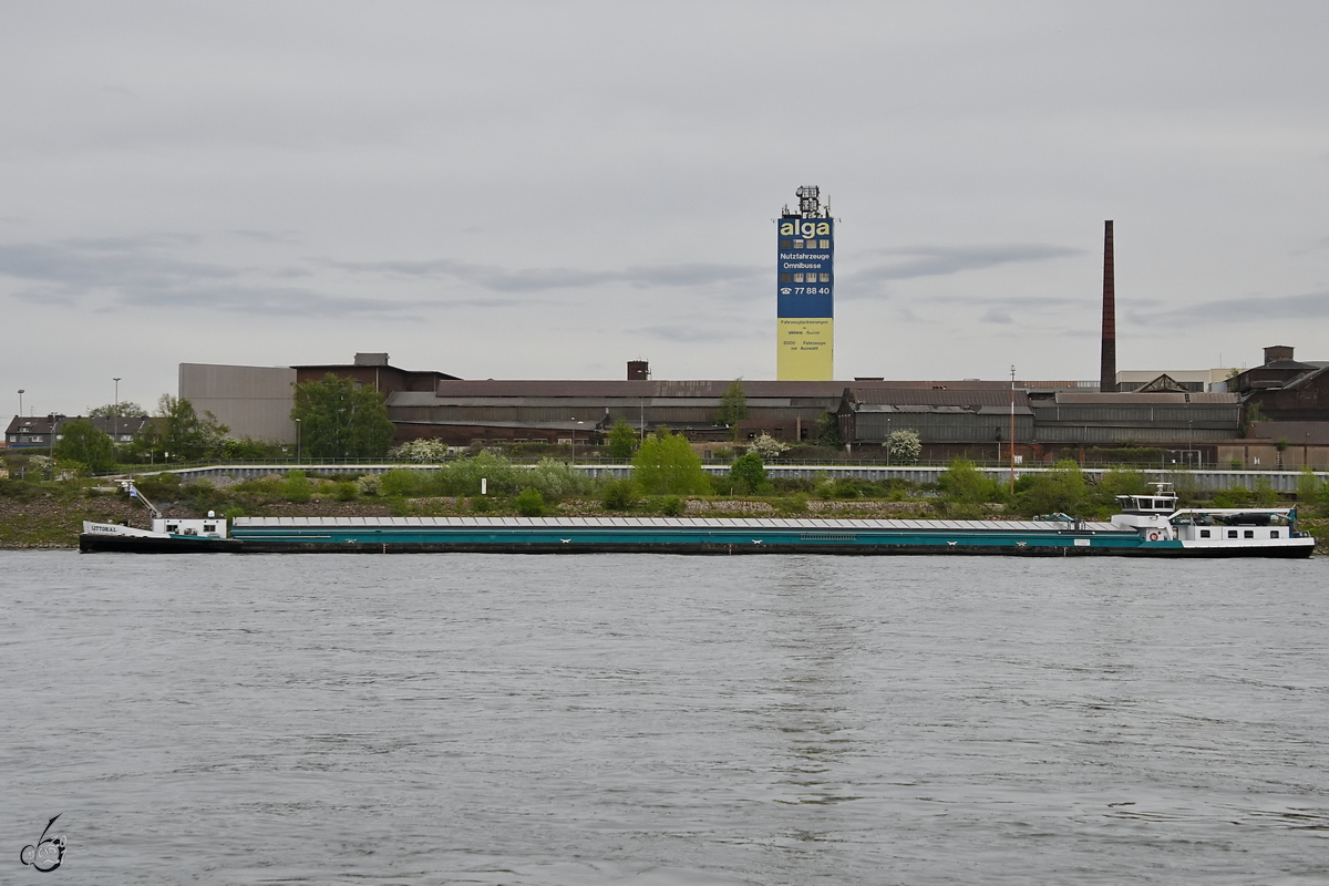 Das Gütermotorschiff LITTORAL (ENI: 01823290) war Anfang Mai 2021 auf dem Rhein bei Duisburg zu sehen.