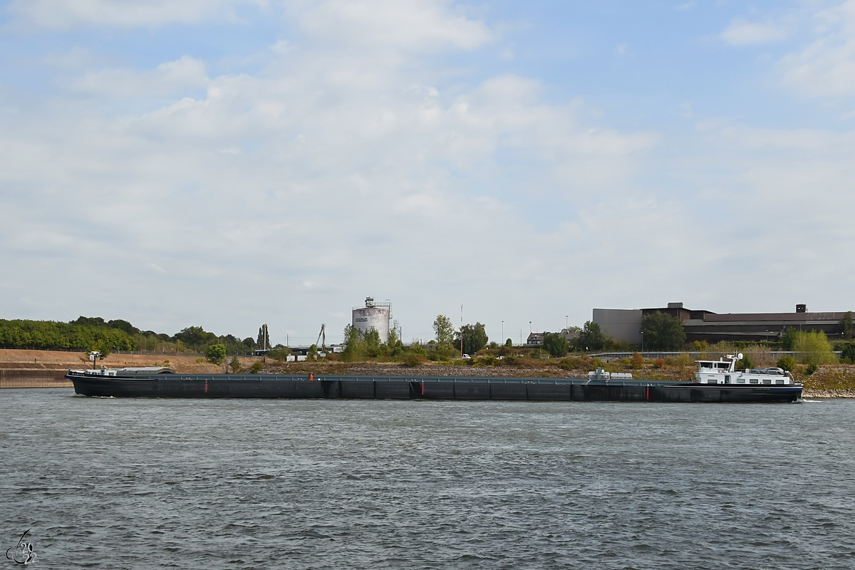 Das Gütermotorschiff MARINA (ENI: 02327627) war im August 2022 auf dem Rhein bei Duisburg zu sehen.