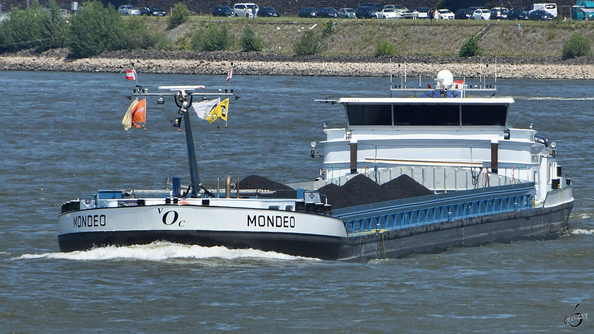 Das Gütermotorschiff  Mondeo  (02328092) Ende Juni 2018 auf dem Rhein in Düsseldorf.
