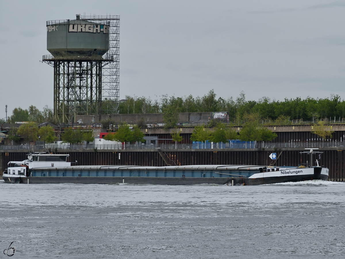 Das Gütermotorschiff NIBELUNGEN (ENI: 02327312) war Anfang Mai 2021 auf dem Rhein unterwegs. (Duisburg)