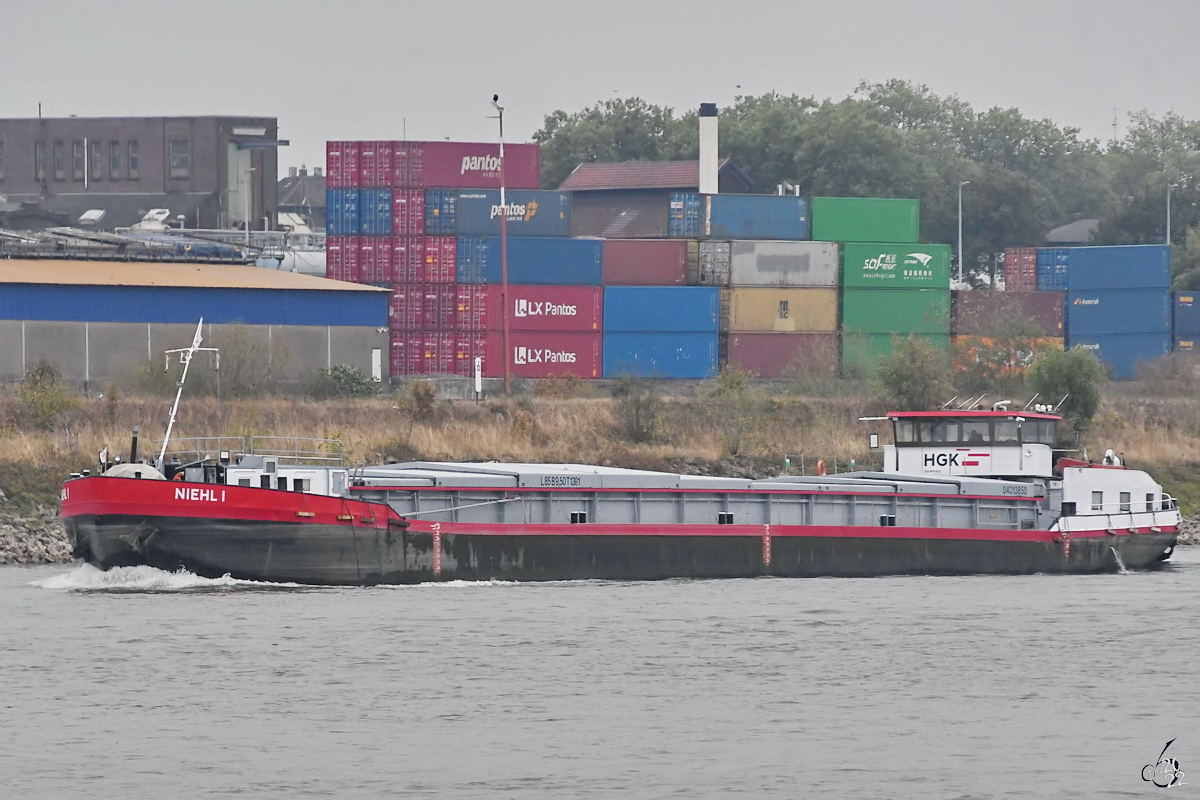 Das Gütermotorschiff NIEHL I (ENI: 04013850) auf dem Rhein, so gesehen Ende August 2022 in Duisburg.