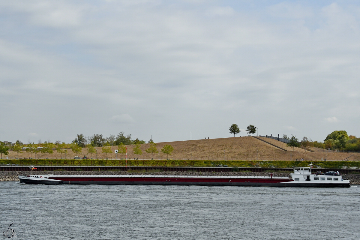 Das Gütermotorschiff PANTA RHEI (ENI: 02325915) war im August 2022 auf dem Rhein bei Duisburg unterwegs.