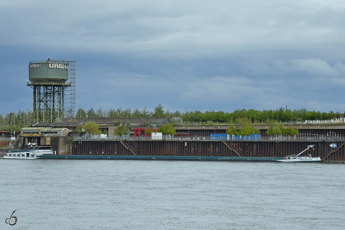 Das Gütermotorschiff PRESTIGE (ENI: 06105034) hat Anfang Mai 2021 in Duisburg angelegt.