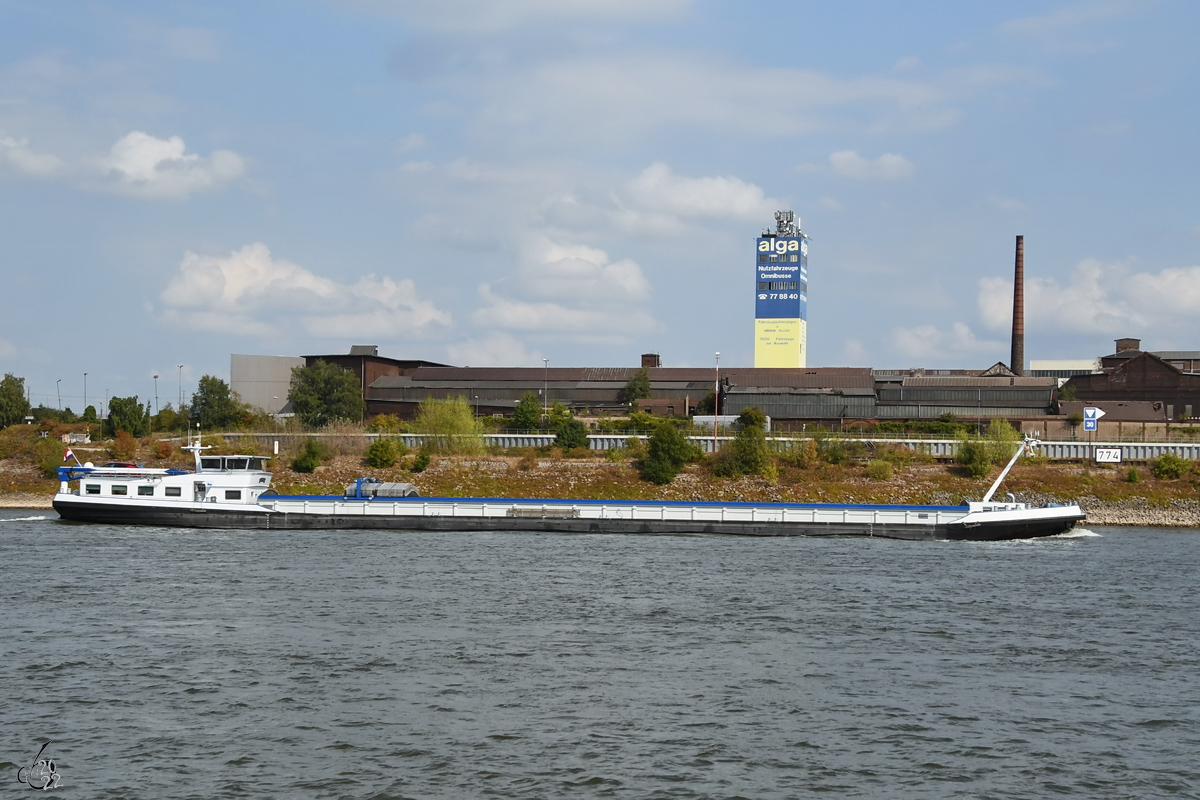 Das Gütermotorschiff PRINCESS (ENI: 02325046) befährt den Rhein, so gesehen Ende August 2022 in Duisburg.