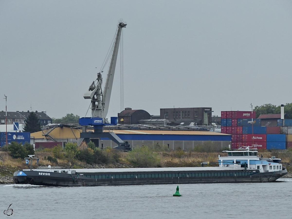 Das Gütermotorschiff REVISIO (ENI: 06002827) auf dem Rhein, so gesehen Ende August 2022 in Duisburg.
