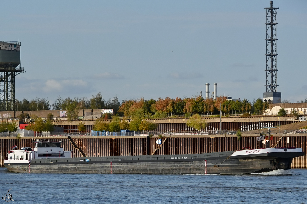 Das Gütermotorschiff ROLF-MONI (ENI: 07001734) auf dem Rhein, so gesehen im August 2022 in Duisburg.