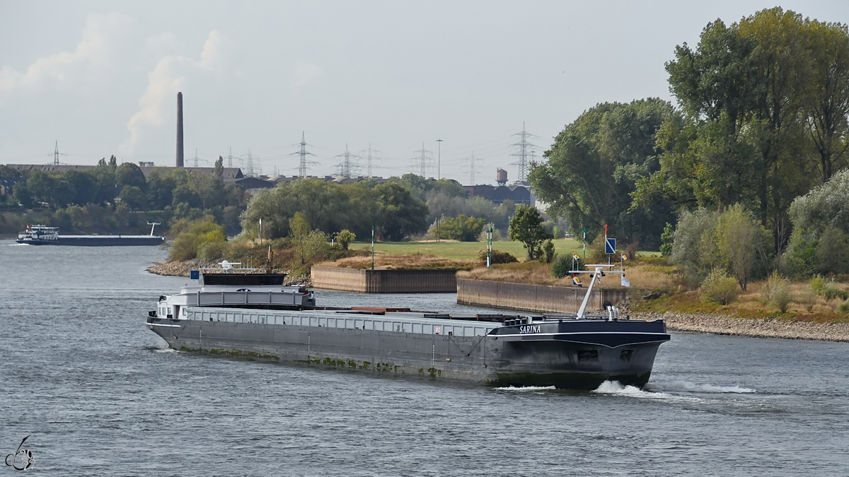 Das Gütermotorschiff SARINA (ENI: 02331460) befindet sich auf dem Weg zum Duisburg Trimodal Terminal. (August 2022)