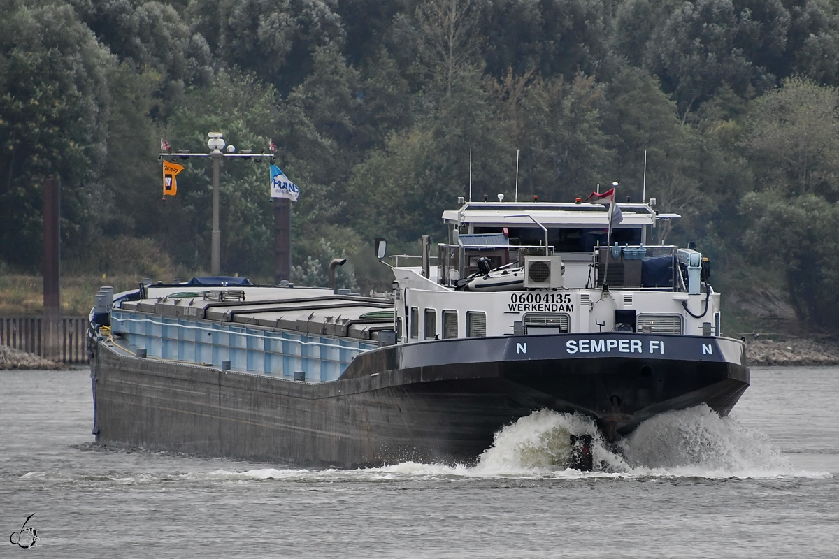 Das Gütermotorschiff SEMPER FI (ENI: 06004135) macht einen  U-Turn  auf dem Rhein. (Duisburg, August 2022)