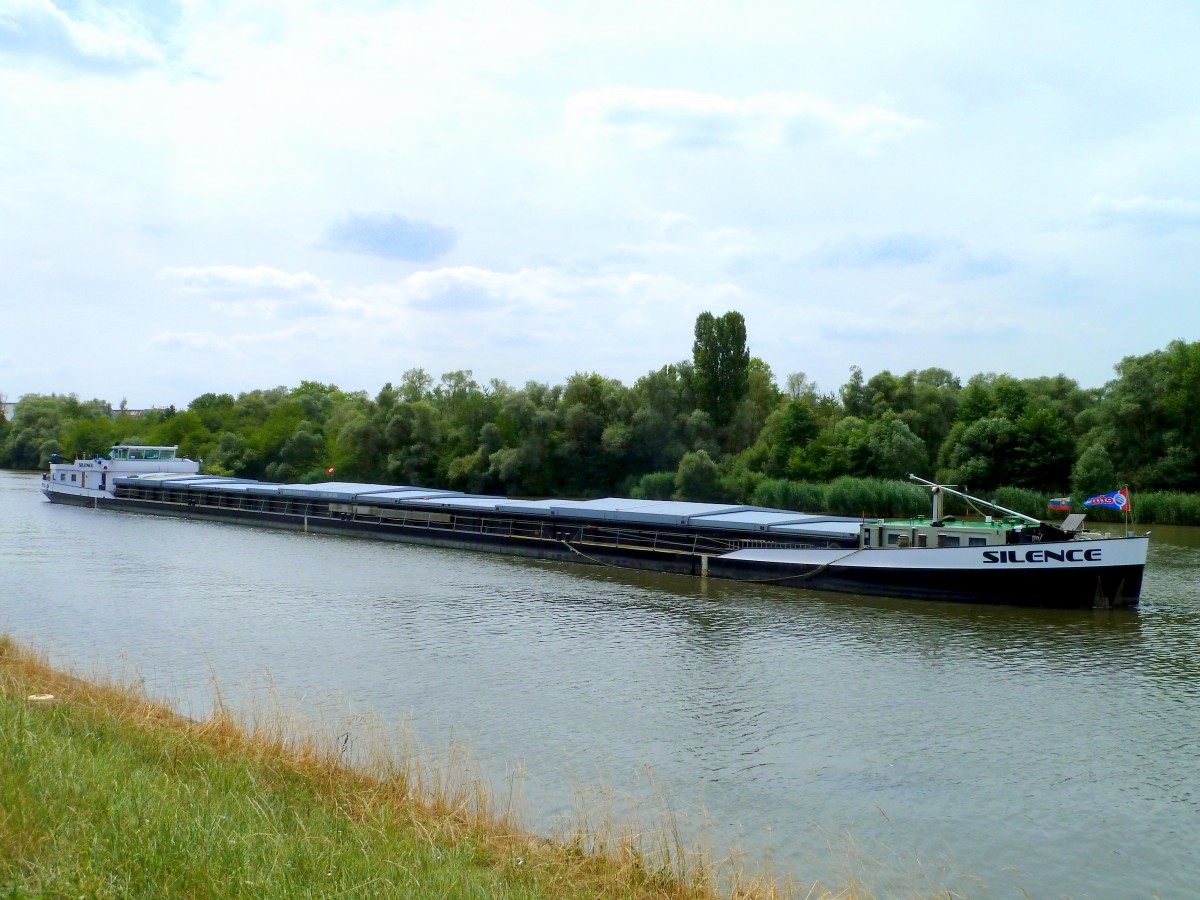 Das Gütermotorschiff Silence HPB DUHR - Perl D auf dem Weg von Metz nach Thionville kurz vor Thionville (Lothringen), 24.07.2015
