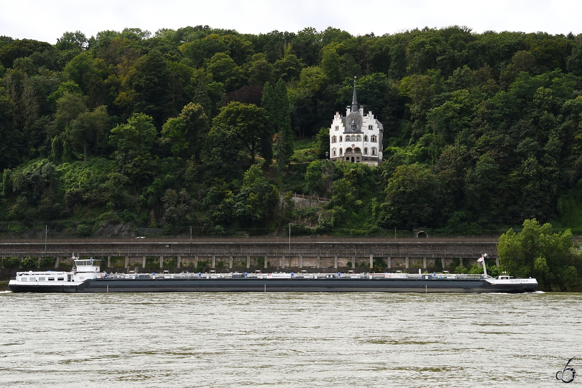 Das Gütermotorschiff TEMPTATION (ENI:06105081) ist hier Anfang August 2021 auf dem Rhein bei Remagen zu sehen.