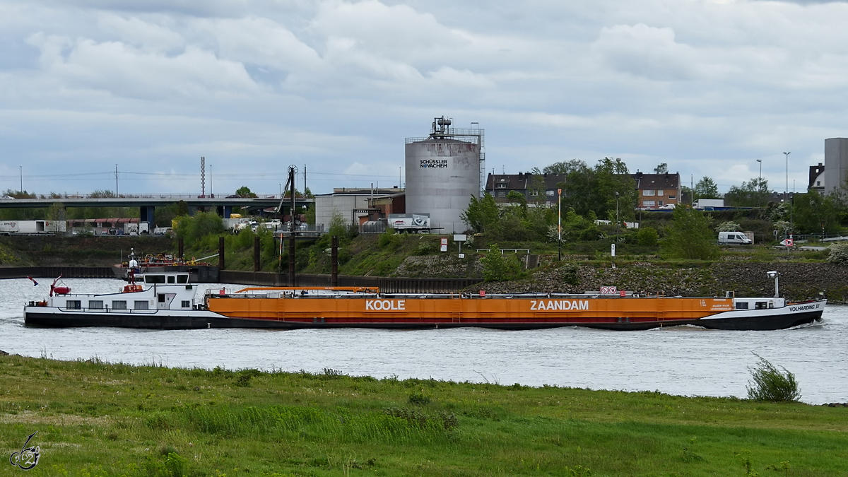 Das Gütermotorschiff VOLHARDING XI (ENI: 02205890) war Anfang Mai 2021 auf dem Rhein unterwegs. (Duisburg)