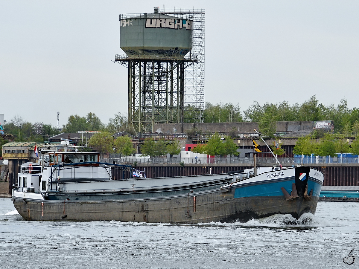 Das Gütermotorschiff WIJNANDA (ENI: 02310193) war Anfang Mai 2021 auf dem Rhein bei Duisburg zu sehen.