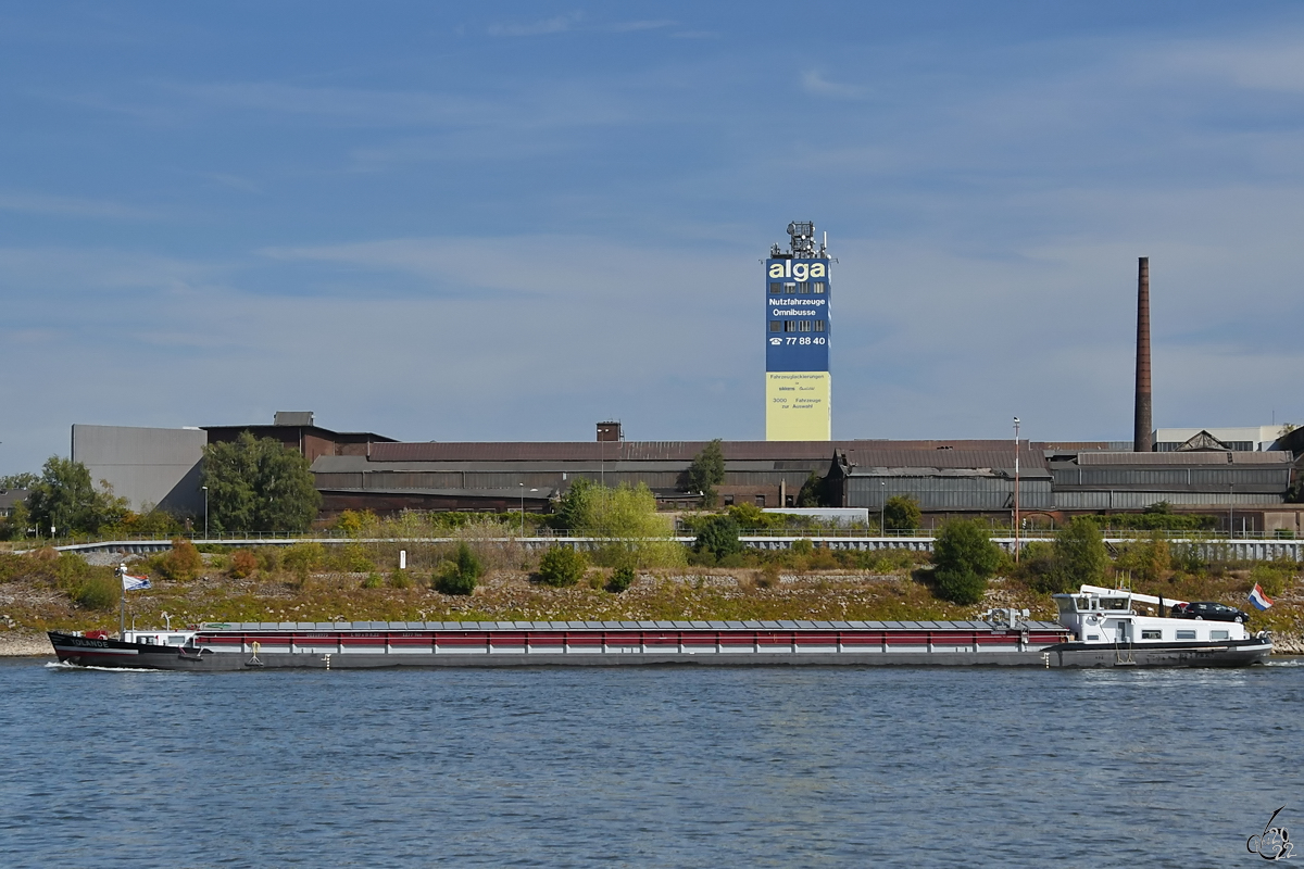 Das Gütermotorschiff YOLANDE (ENI: 02318975) befährt den Rhein, so gesehen Ende August 2022 in Duisburg.