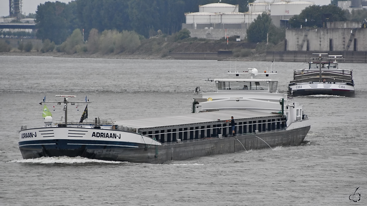 Das Gütermotorschiffe ADRIAAN-J (ENI: 02322824) und CASA (ENI: 06002371) fahren den Rhein hinauf. (Duisburg, Dezember 2022)