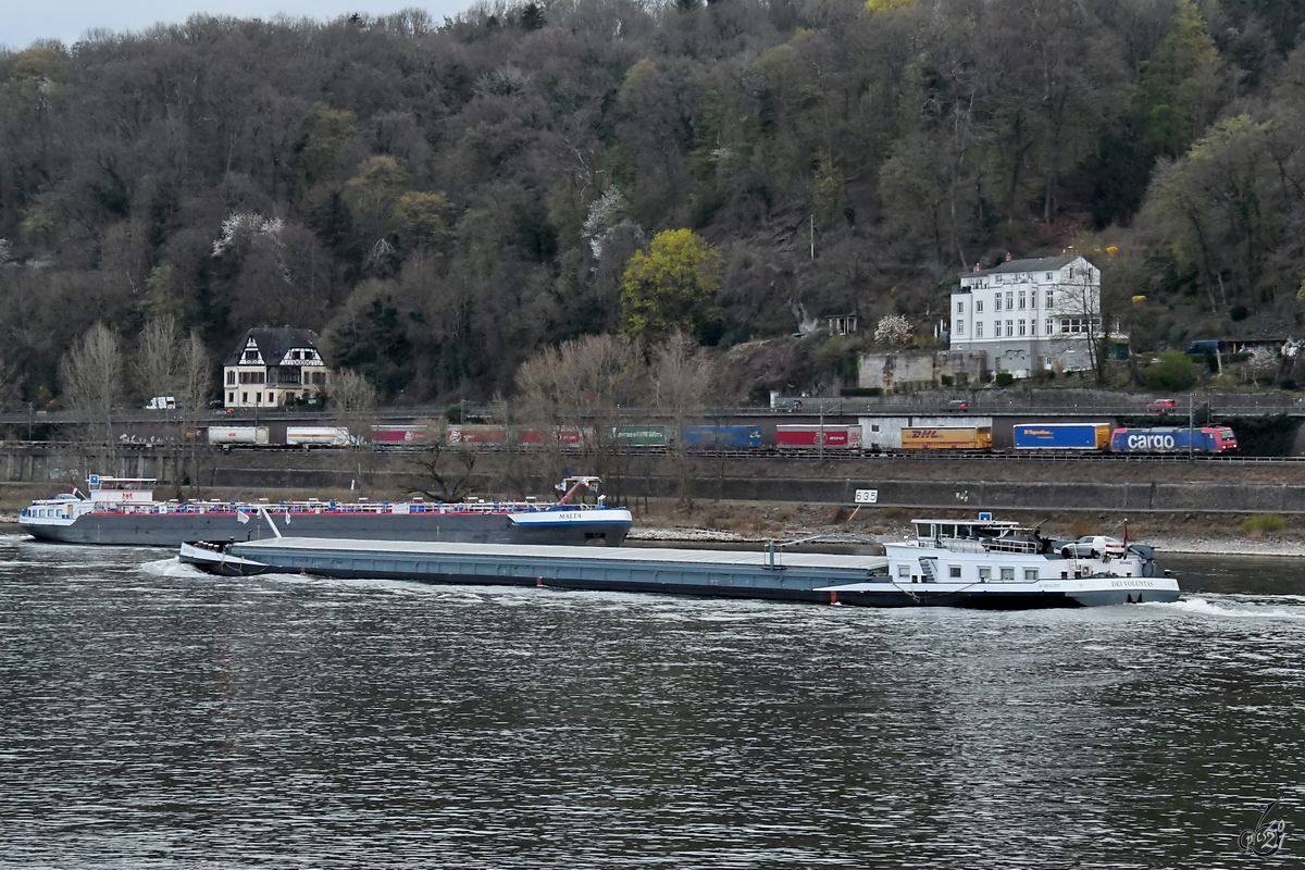 Das Güterschiff DEI VOLUNTAS (ENI: 02314191) und das Tankmotorschiff MALTA (ENI: 02335400) treffen sich auf dem Rhein bei Unkel. (April 2021)