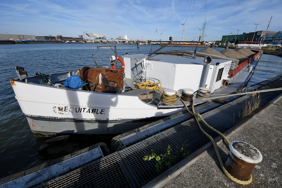 Das Güterschiff  Equitable  (ENI: 02329063) Ende Juli 2018 im Straatsburgdok Antwerpen.