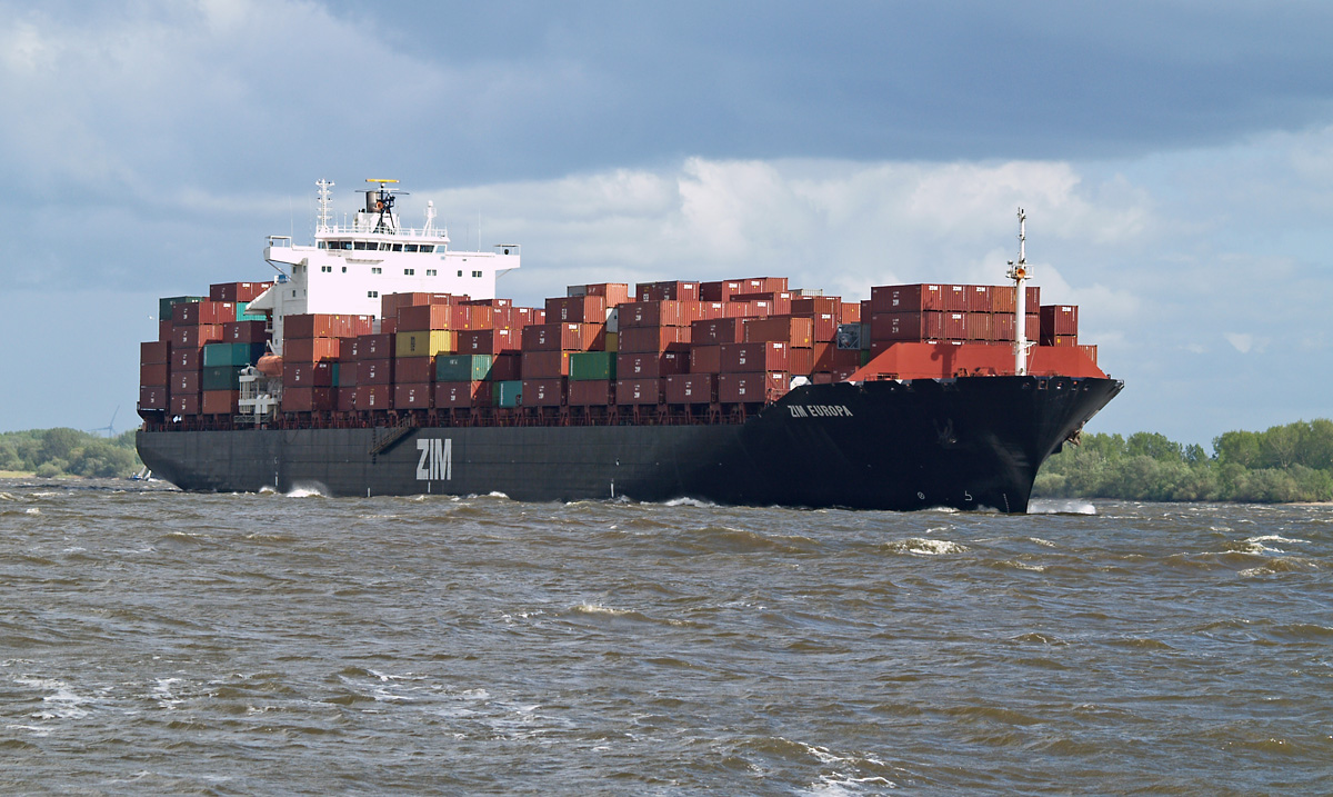 Das gut beladene Containerschiff ZIM EUROPE (IMO 9189354) war am 16.05.2012 auf der
Unterelbe in Richtung Nordsee unterwegs, vom Anleger Wedel hat man einen guten Blick auf den Schiffsverkehr. 