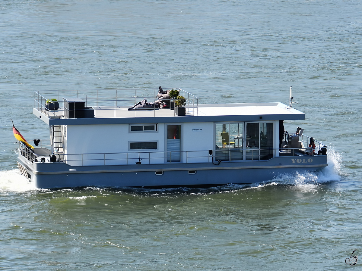 Das Hausboot YOLO war Mitte April 2021 auf dem Rhein bei Duisburg unterwegs.