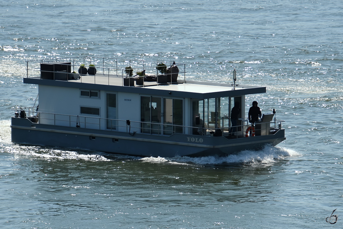 Das Hausboot YOLO war Mitte April 2021 auf dem Rhein bei Duisburg unterwegs.