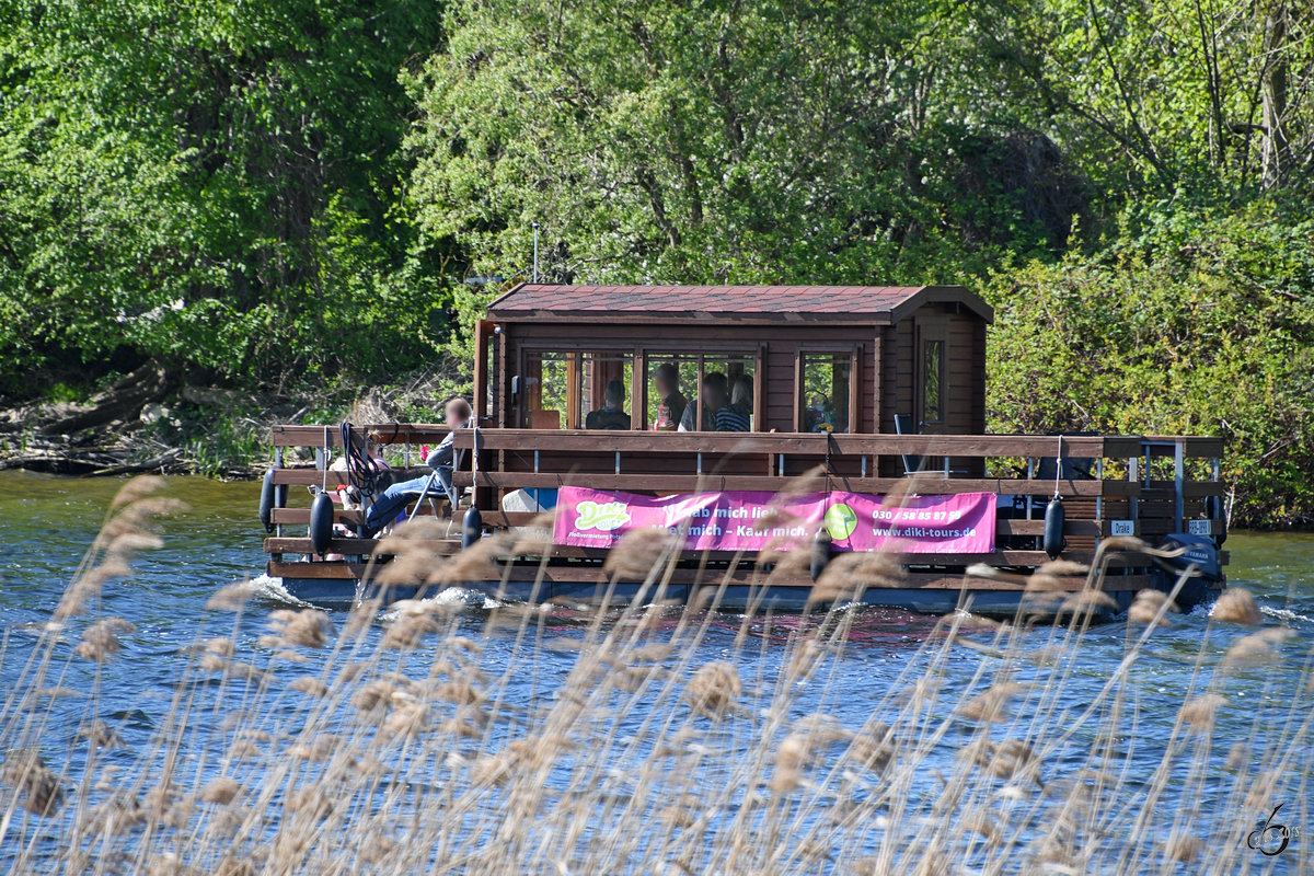 Das Hausfloss  Drake  Ende April 2018 auf der Havel bei Berlin.