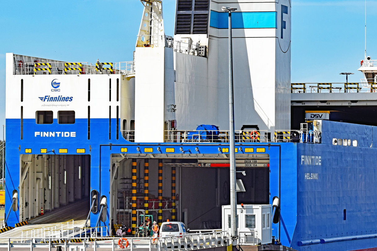 Das Heck der FINNTIDE. Das zu den Finnlines gehörende Schiff liegt am 31.08.2016 im Hafen von Lübeck-Travemünde.